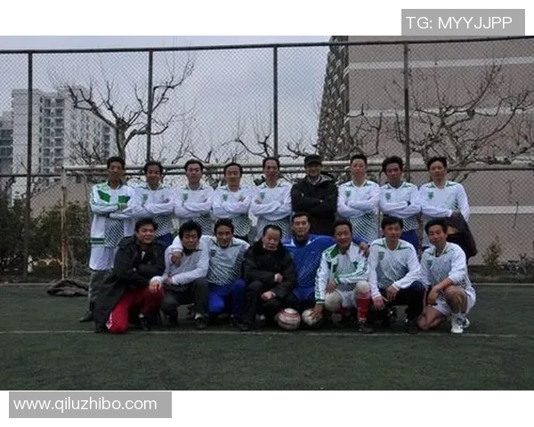 探索上海足球队区域防守体系的战术解析与实践应用